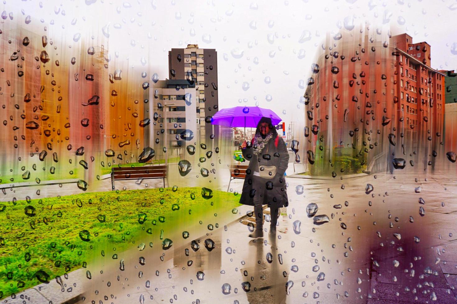 bilbao, vizcaya, Spagna, 2023 - pedonale con un ombrello nel piovoso giorni nel bilbao città, Spagna foto