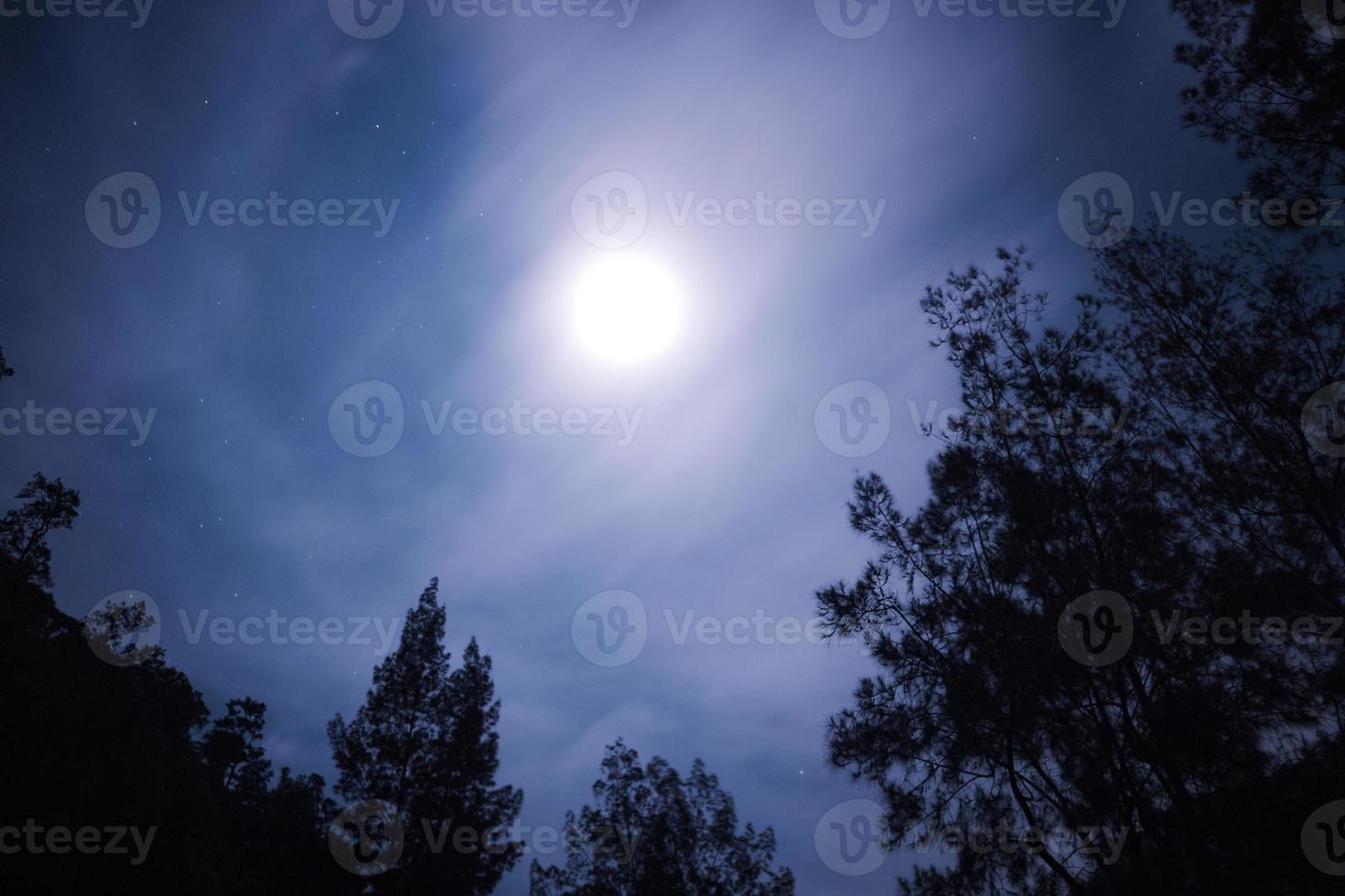 notte cielo con un' molto luminosa Luna e circondato di buio notte foto