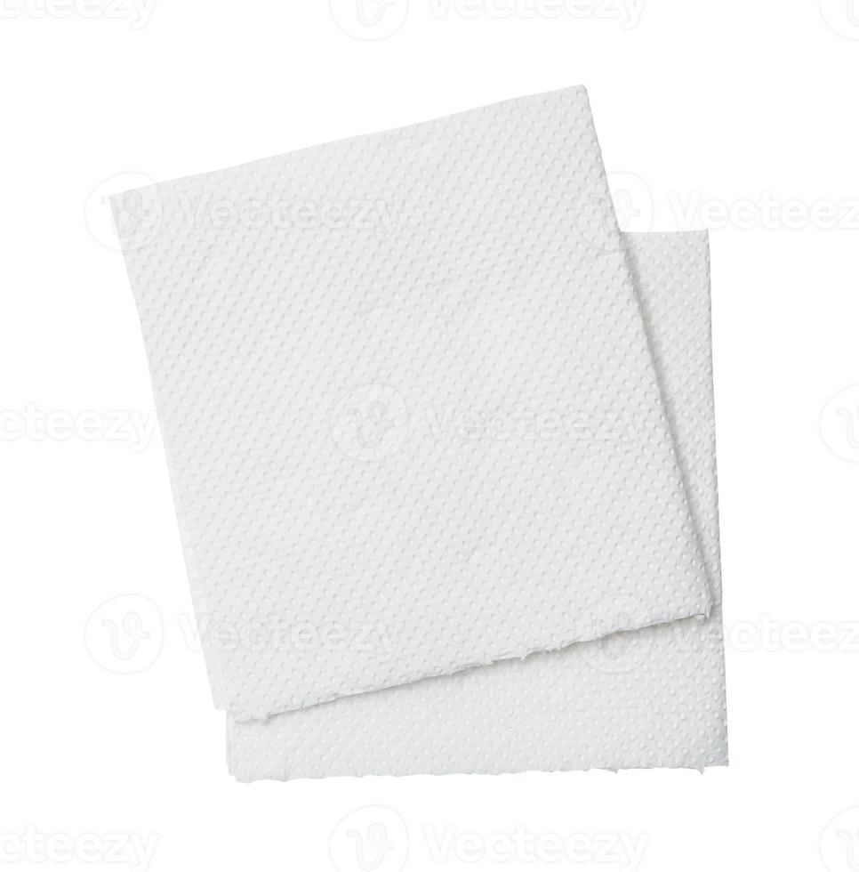 Due piegato pezzi di bianca fazzoletto di carta carta o tovagliolo nel pila ordinatamente preparato per uso nel gabinetto o toilette isolato su bianca sfondo con ritaglio sentiero foto
