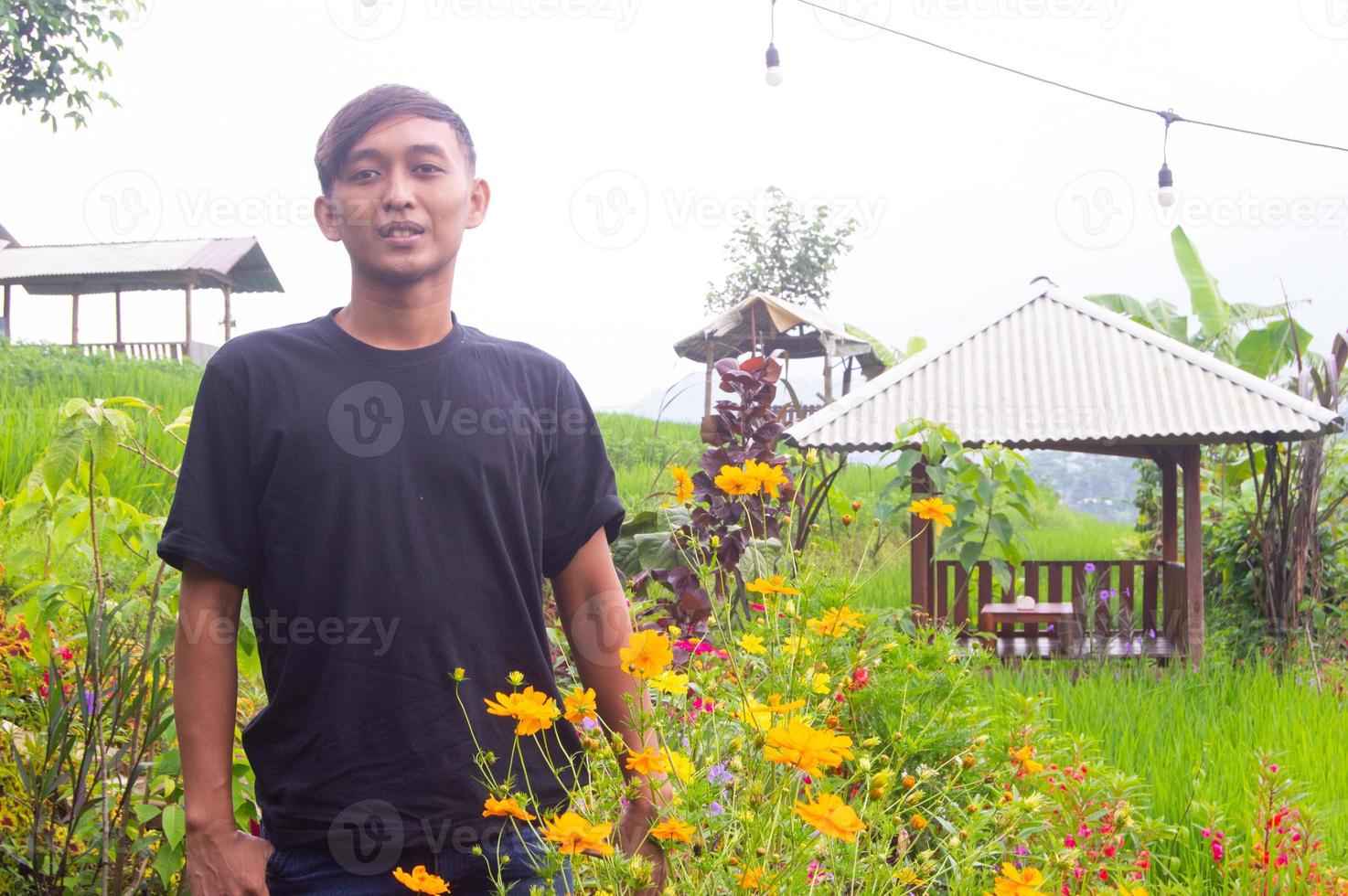 un' uomo vestito nel pianura nero a il trawas parco nel mojokerto foto