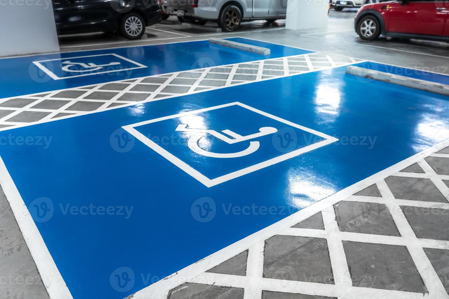 auto parcheggio lotto riservato per portatori di handicap autista nel supermercato o shopping centro commerciale. auto parcheggio spazio per Disabilitato le persone. sedia a rotelle cartello dipingere su parcheggio la zona. blu e bianca portatori di handicap parcheggio quantità. foto