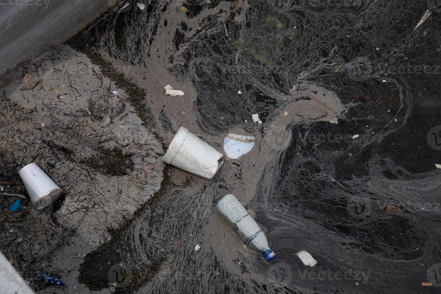 polistirolo tazze e bottiglia acqua inquinamento foto