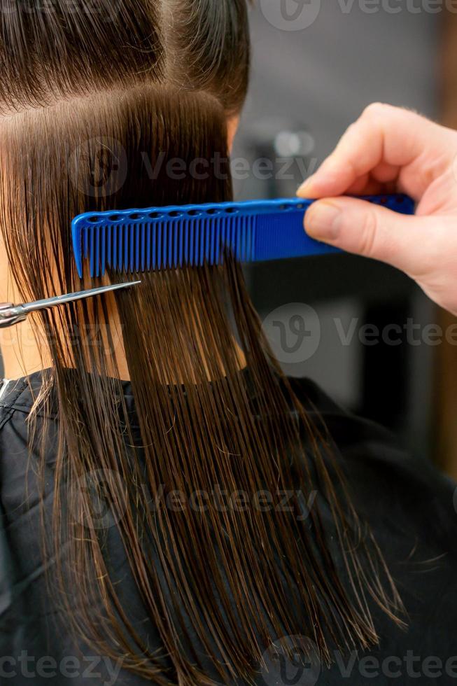 parrucchiere taglio lungo capelli di donna foto