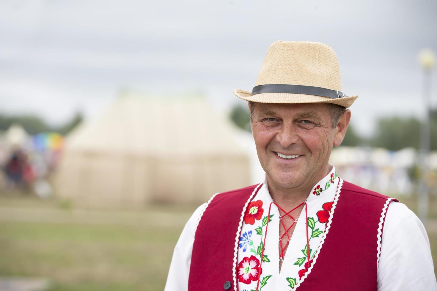 bielorussia, il villaggio di lyaskovichi. agosto 20, 2022. Festival di etnico culture. slavo uomo nel un etnico bielorusso costume e un' cannuccia cappello. foto