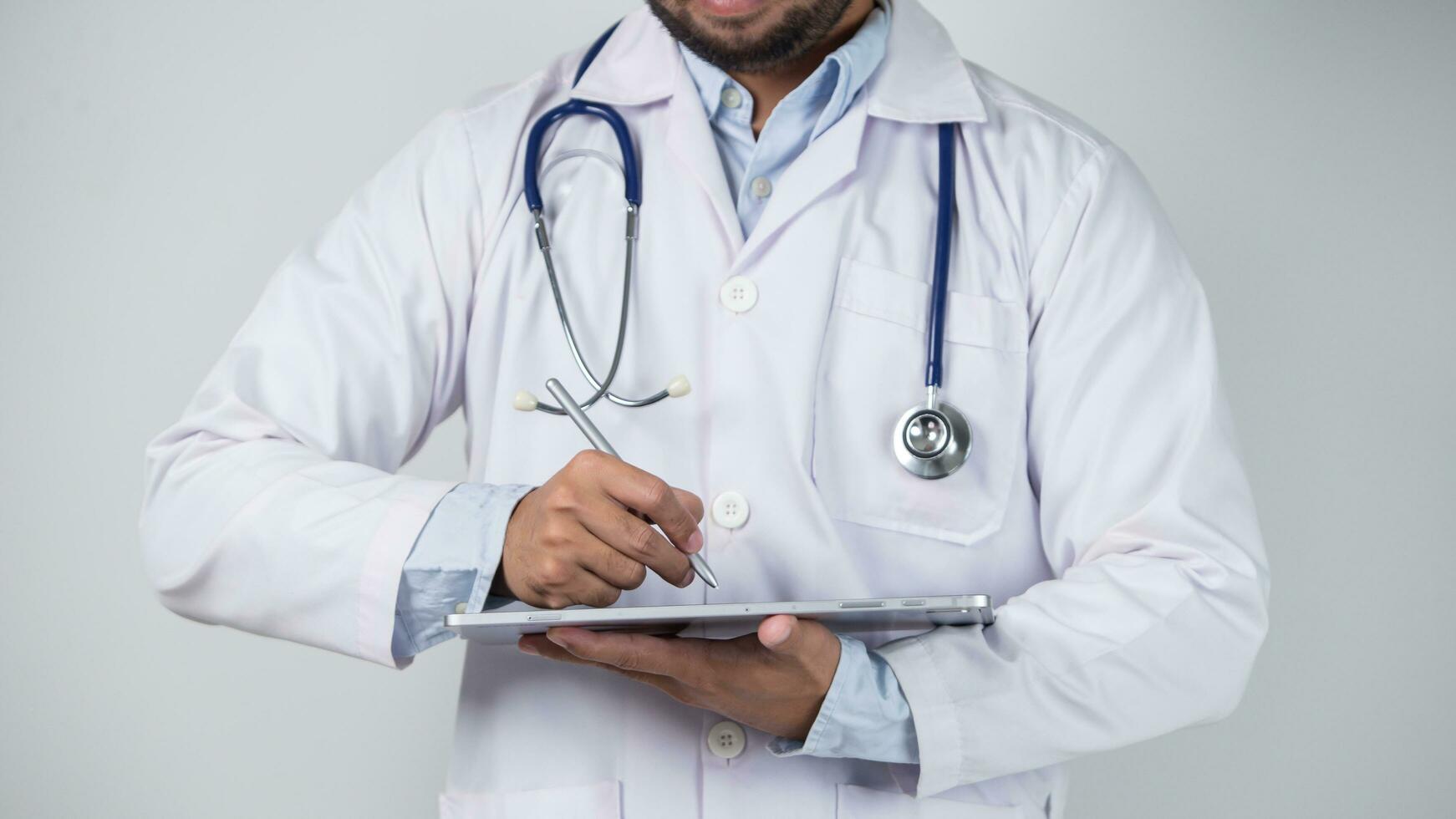 maschio medico è Tenere stetoscopio in il telecamera foto