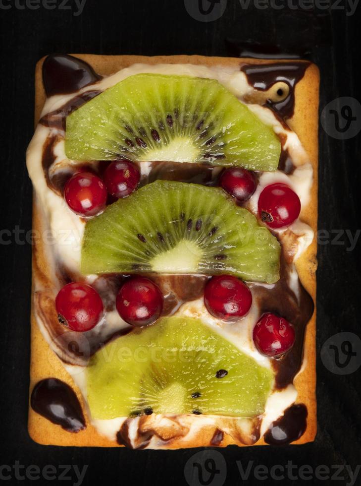 bellissimo dolce dolce torta con estate frutti di bosco e Kiwi. piazza torta per un' buffet tavolo. foto