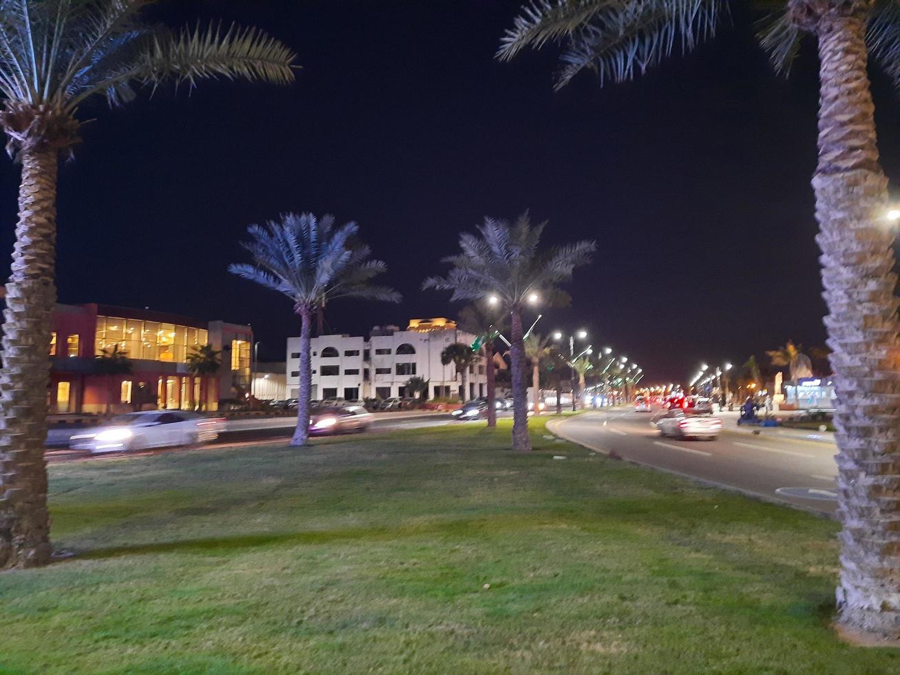 jeddah, Arabia arabia, feb 2023 - bellissimo Visualizza di traffico su jeddah corniche a notte. foto