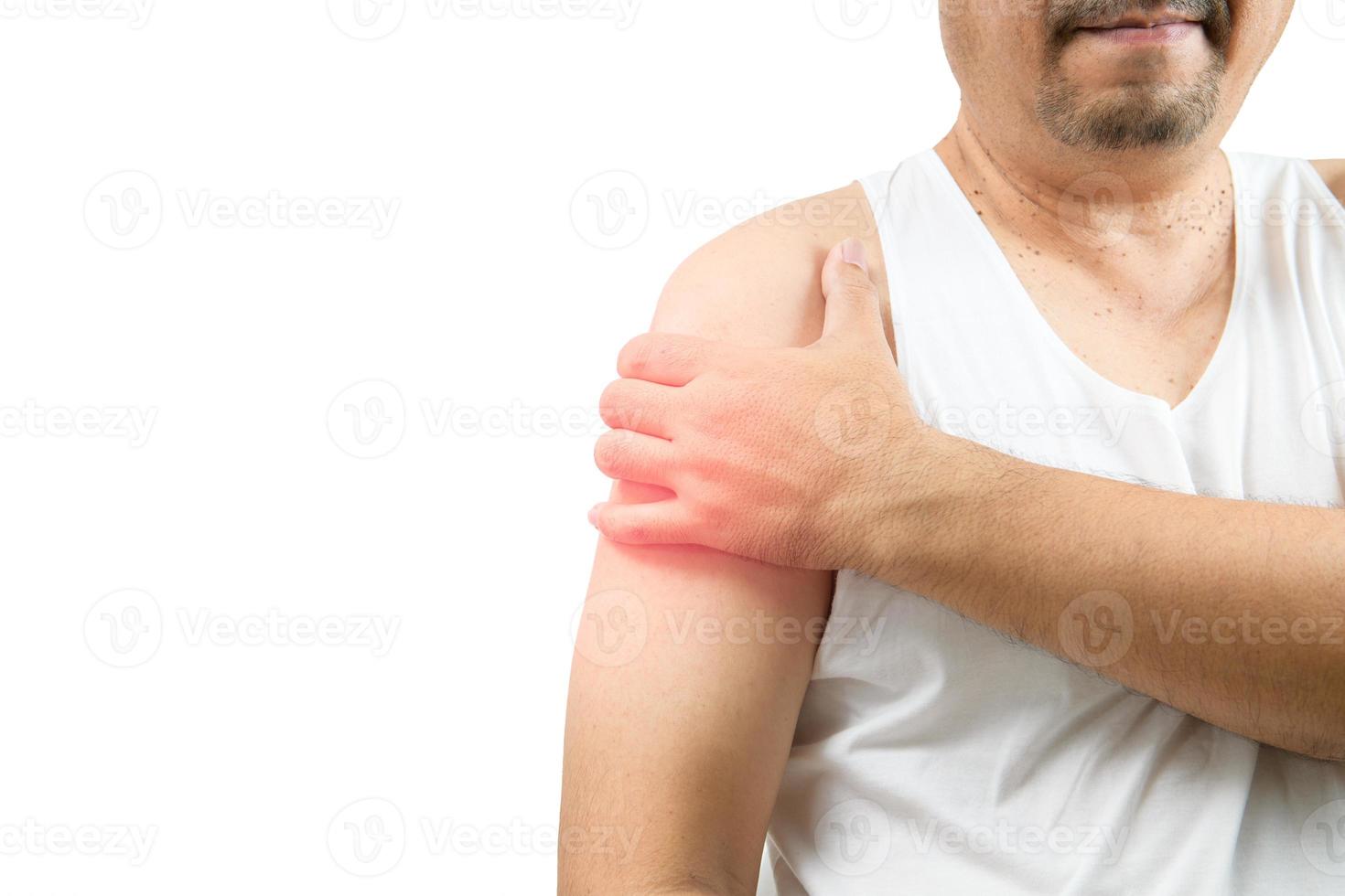 un' mezzo anziano uomo nel bianca veat sofferenza a partire dal braccio e spalla dolore isolato su bianca. foto