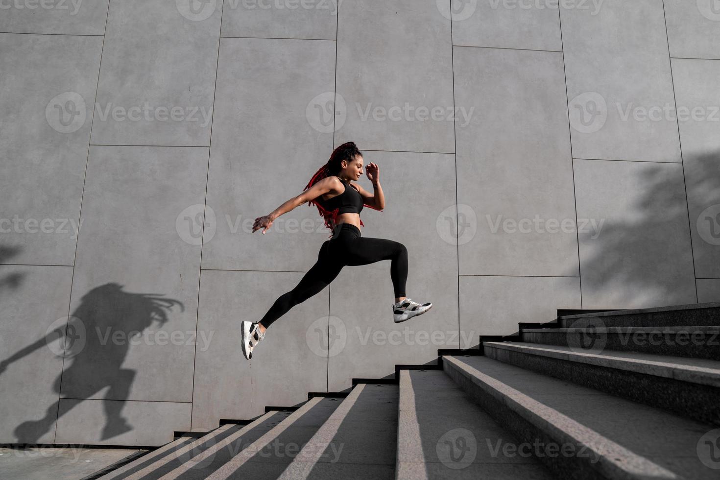 in forma giovane donna salto e in esecuzione foto