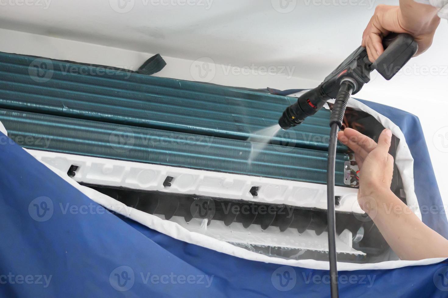 aria condizionata pulizia servizio con acqua spray foto