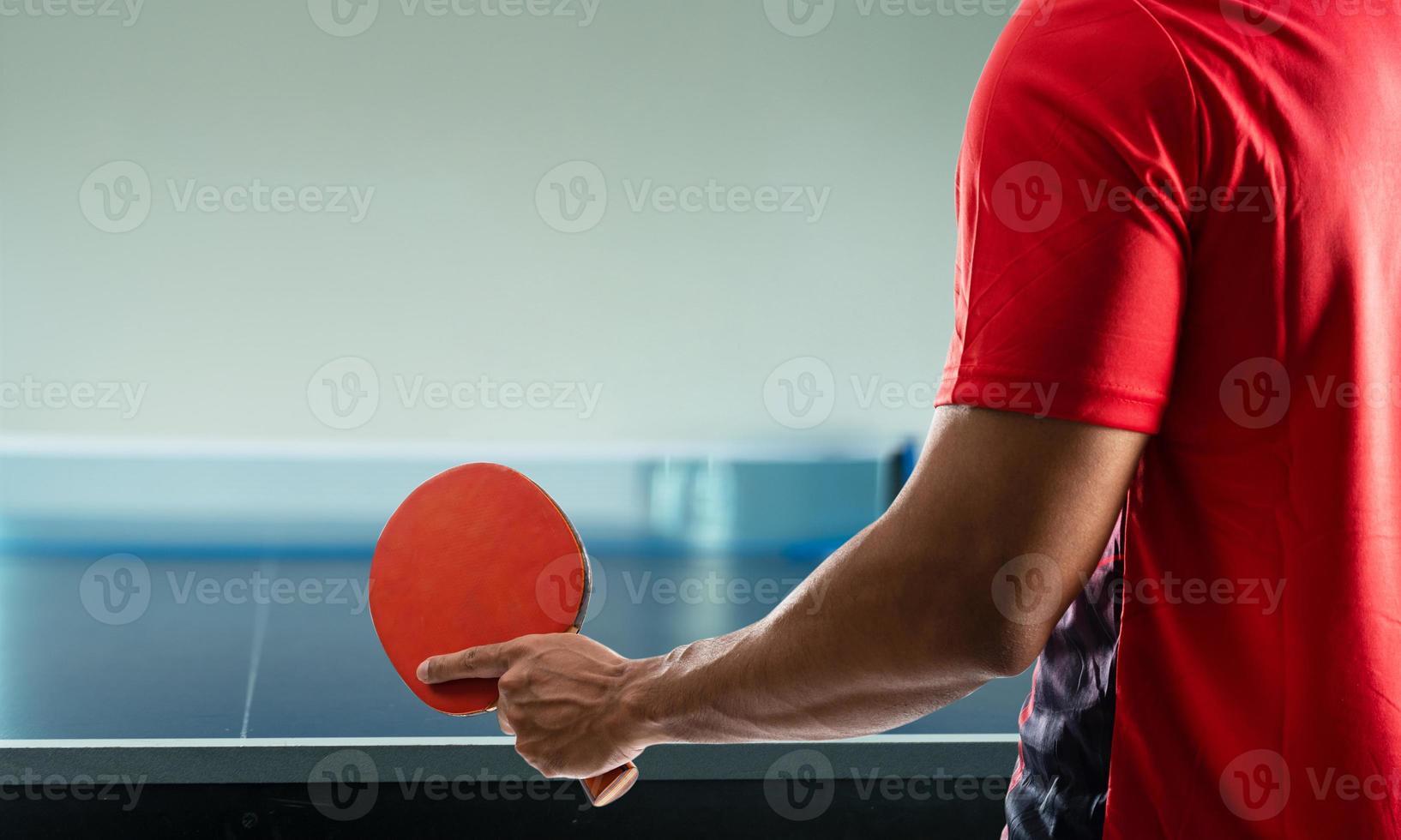 giovane atleta giocando ping pong con determinazione nel vittoria giocando. foto