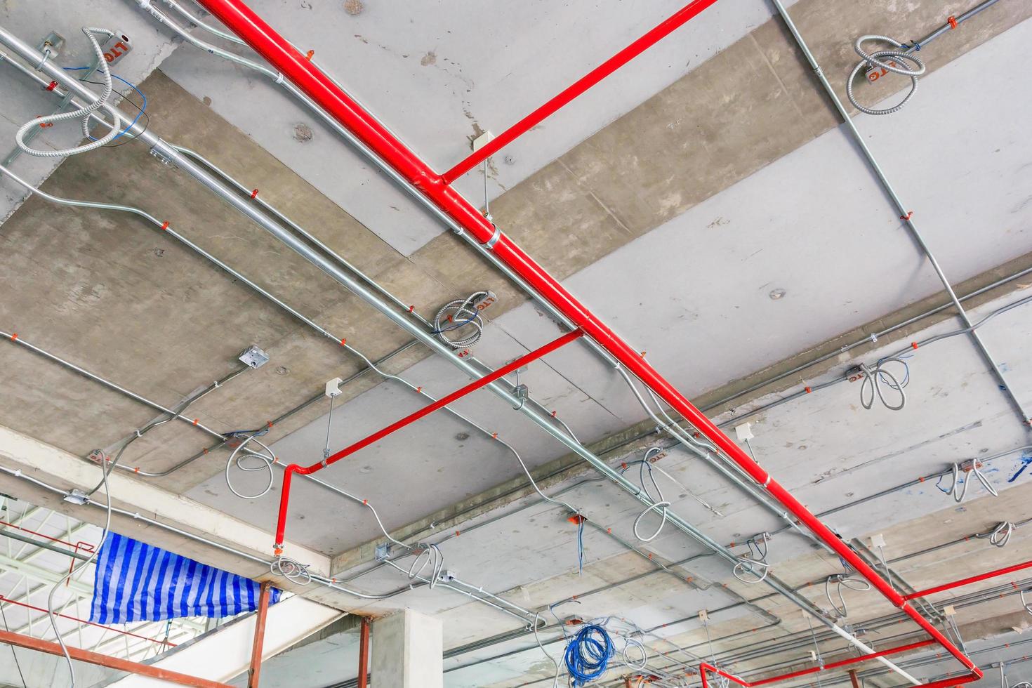 tubi di ventilazione in materiale isolante e spruzzatore antincendio su tubo rosso foto