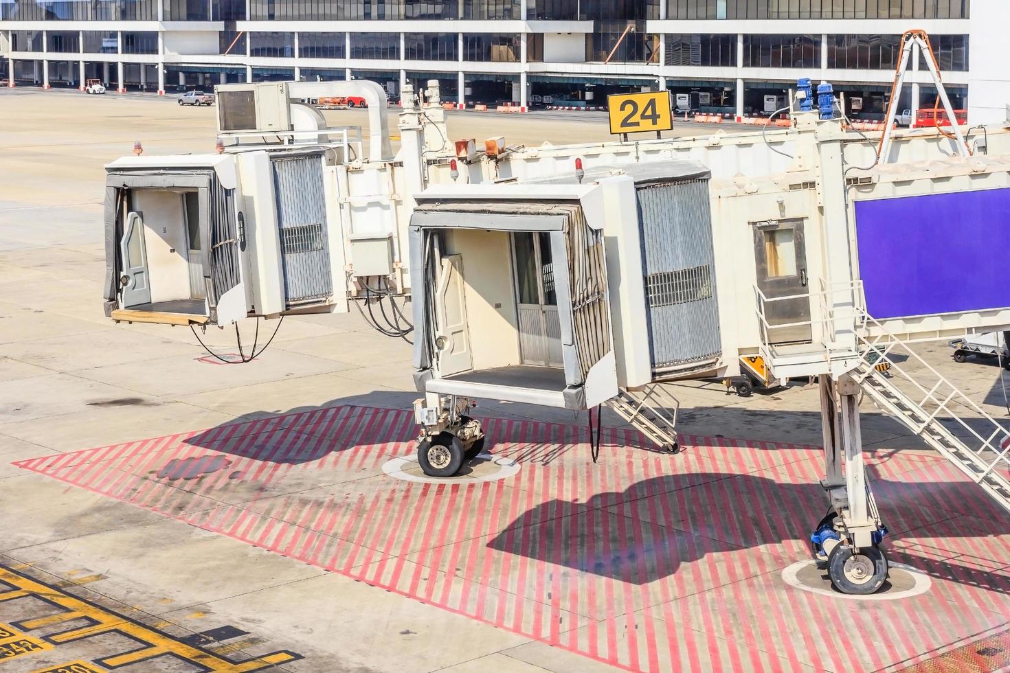 ponte aereo in aeroporto per i passeggeri foto