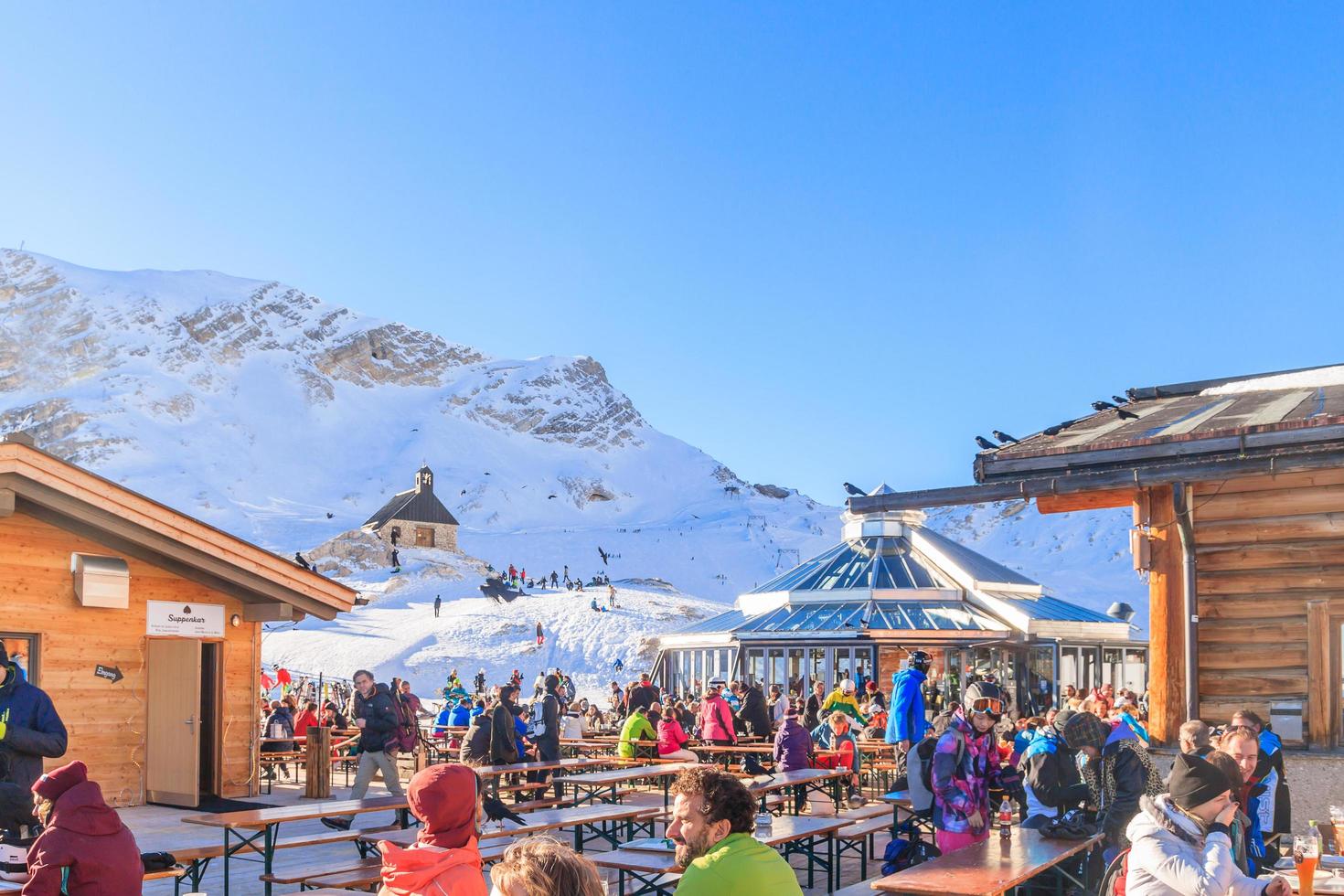 Osservatorio della stazione meteorologica e altri edifici sulla sommità dello zugspitze, germania, 2016 foto