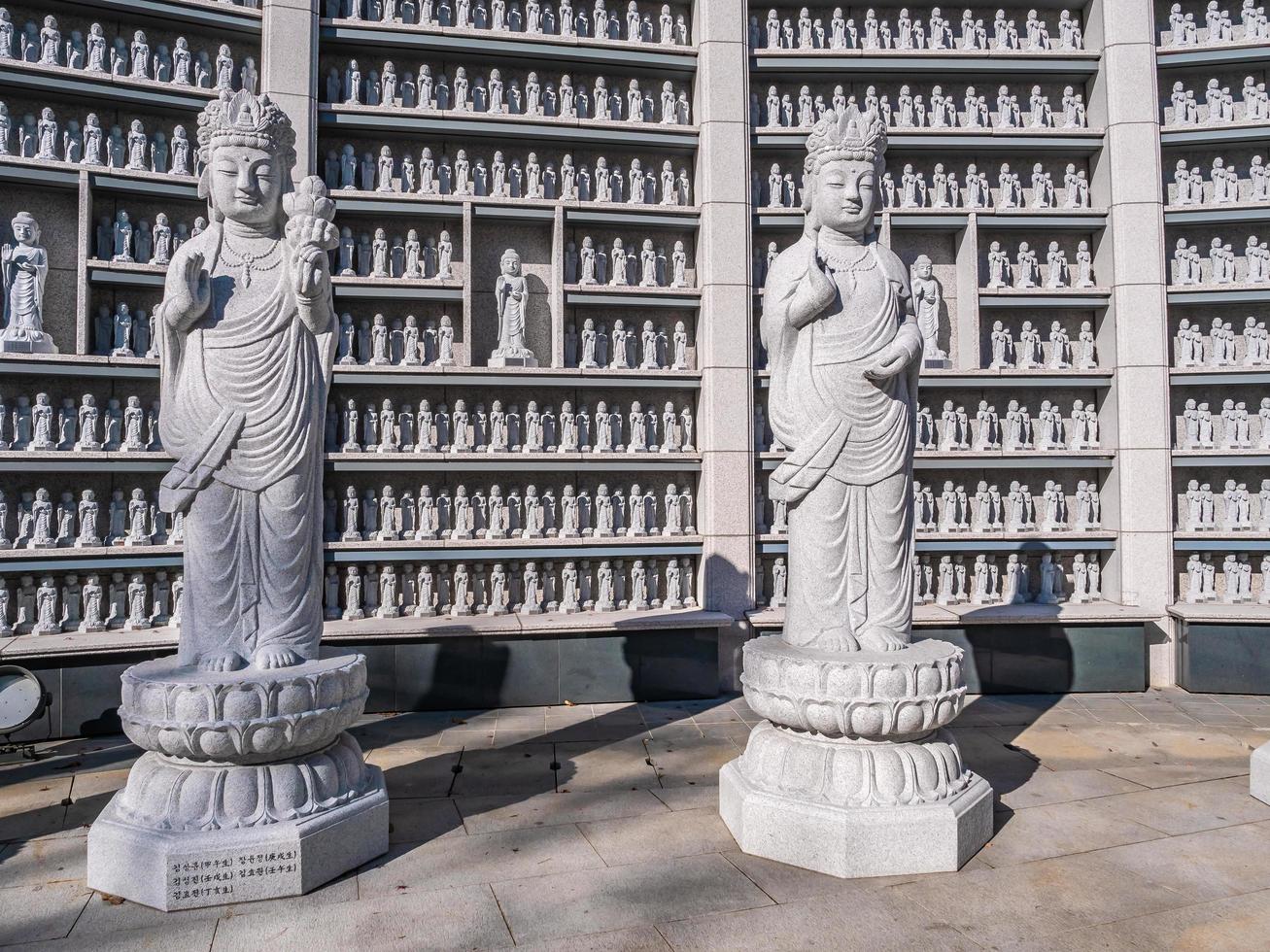 statua buddista nel tempio bongeunsa nella città di seoul, corea del sud foto