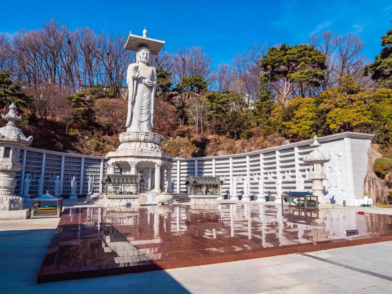 statua buddista nel tempio bongeunsa nella città di seoul, corea del sud foto