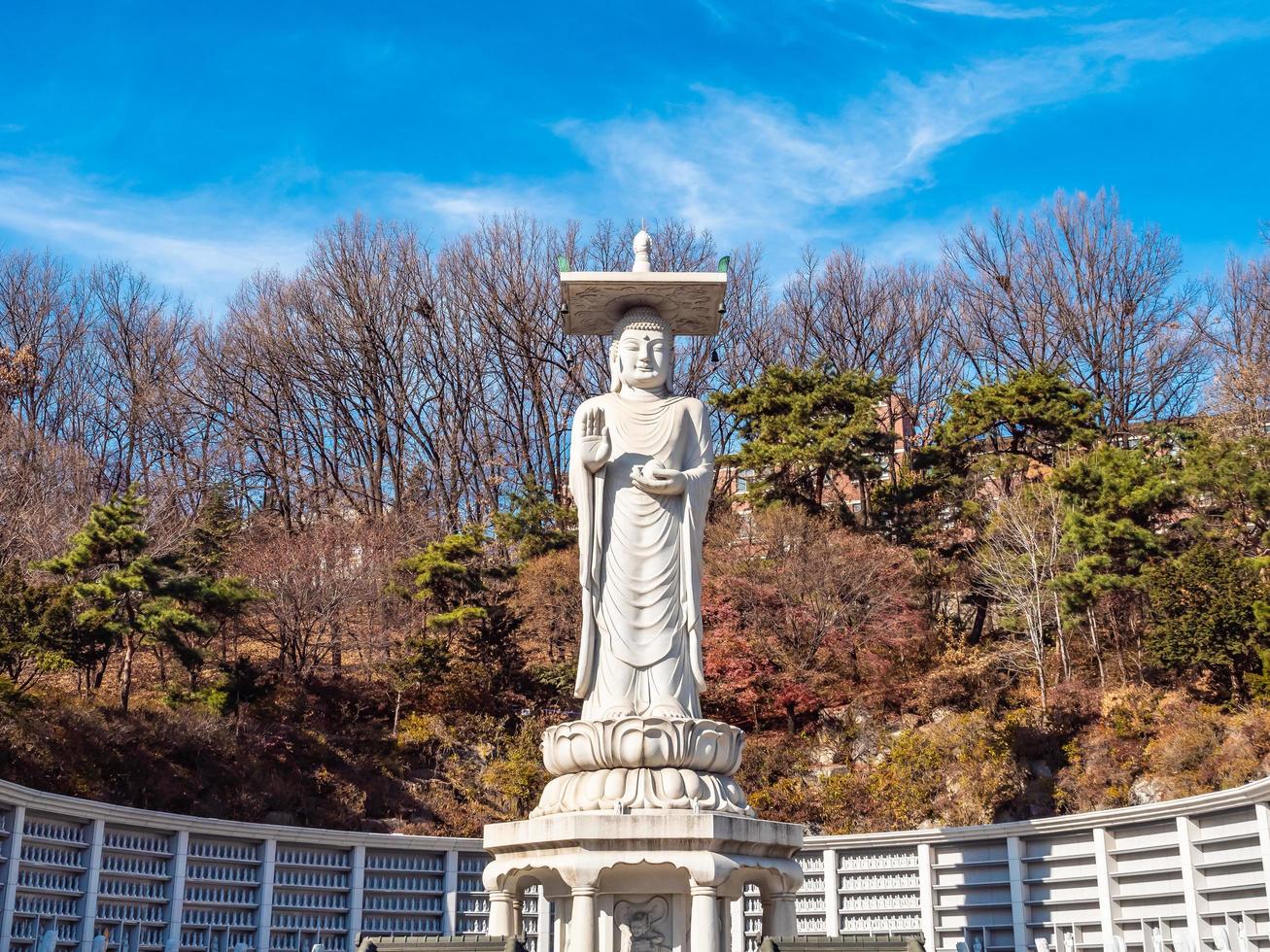 statua buddista nel tempio bongeunsa nella città di seoul, corea del sud foto