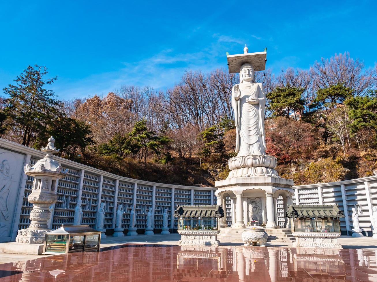 statua buddista nel tempio bongeunsa nella città di seoul, corea del sud foto