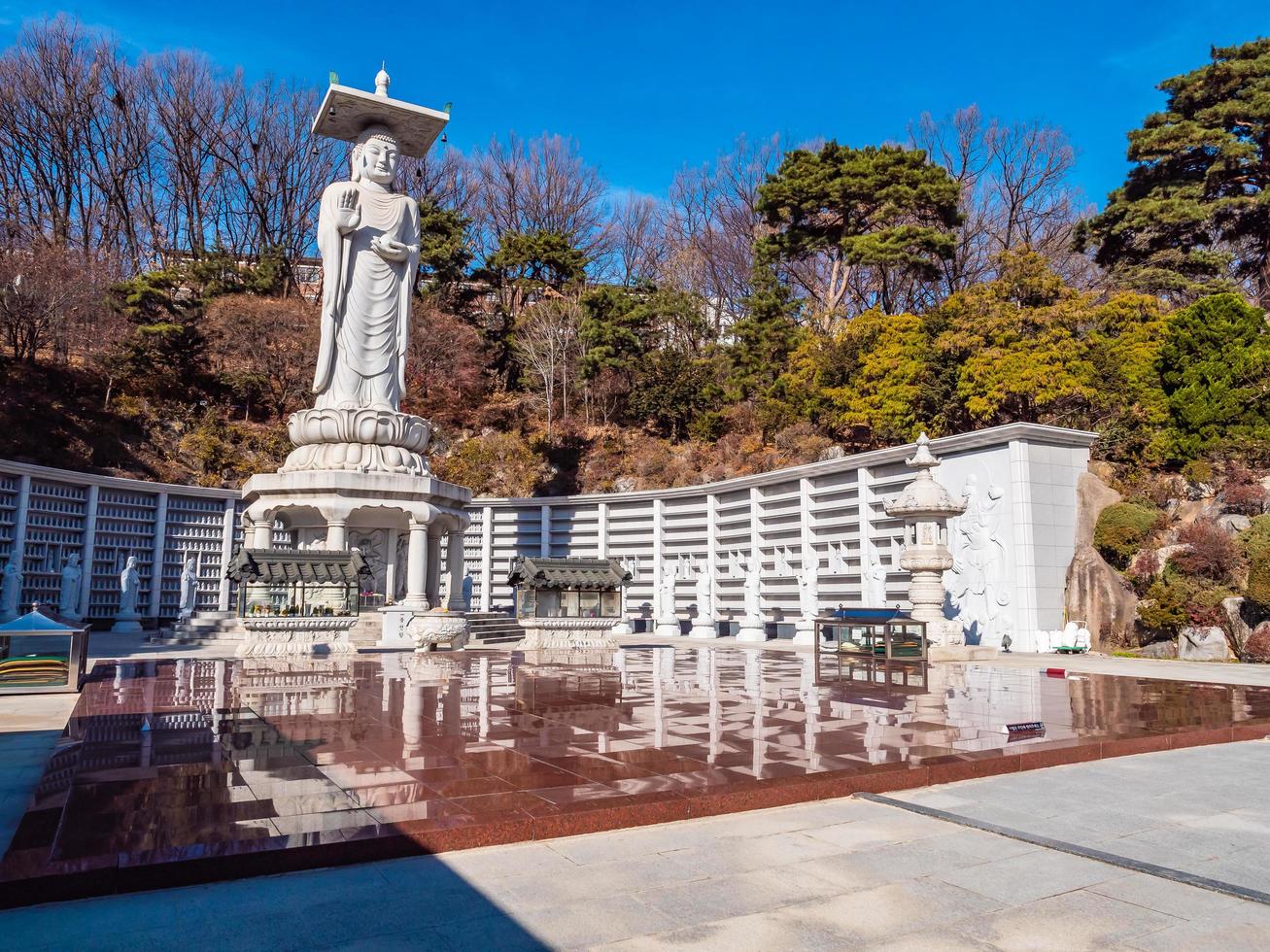statua buddista nel tempio bongeunsa nella città di seoul, corea del sud foto