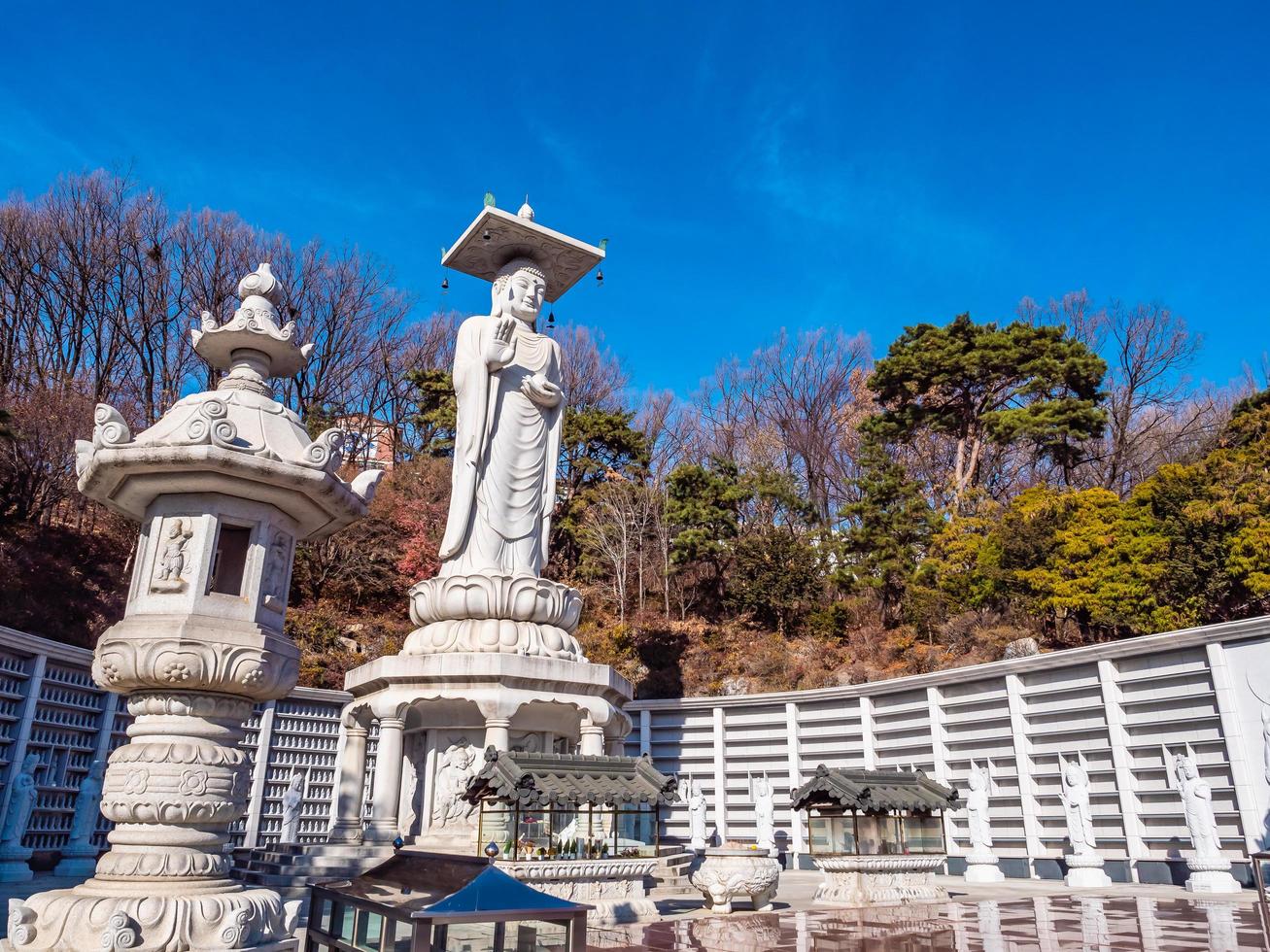 statua buddista nel tempio bongeunsa nella città di seoul, corea del sud foto