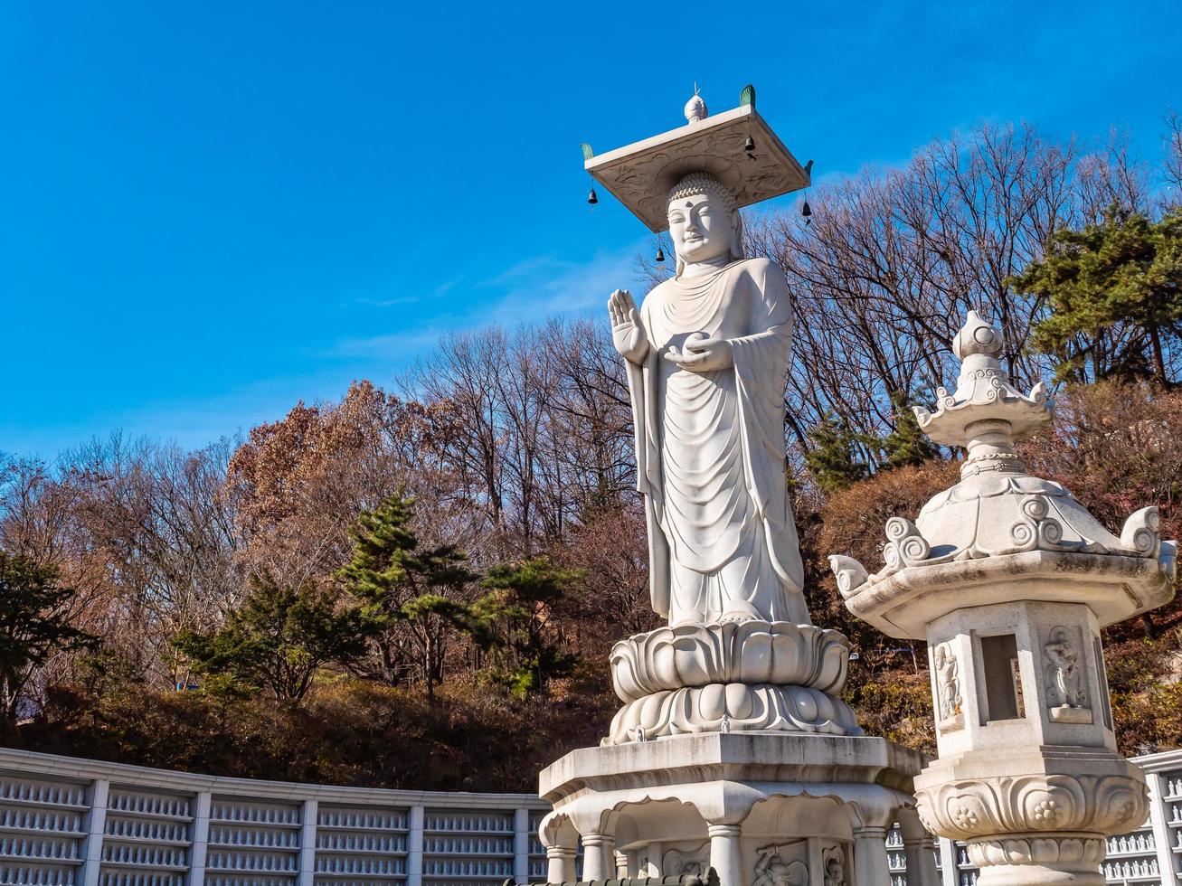 statua buddista nel tempio bongeunsa nella città di seoul, corea del sud foto