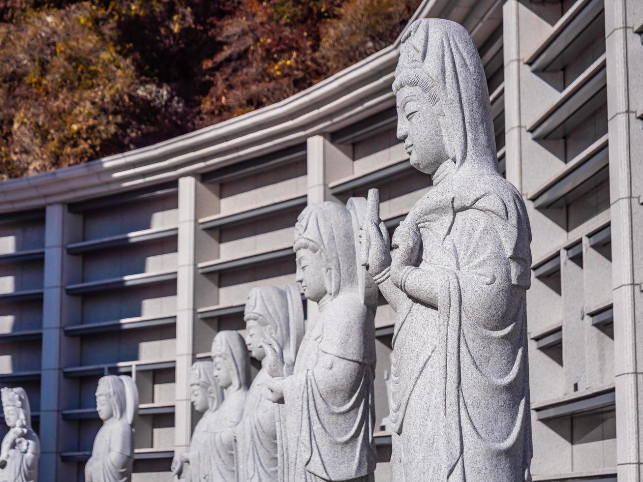 statua buddista nel tempio bongeunsa nella città di seoul, corea del sud foto