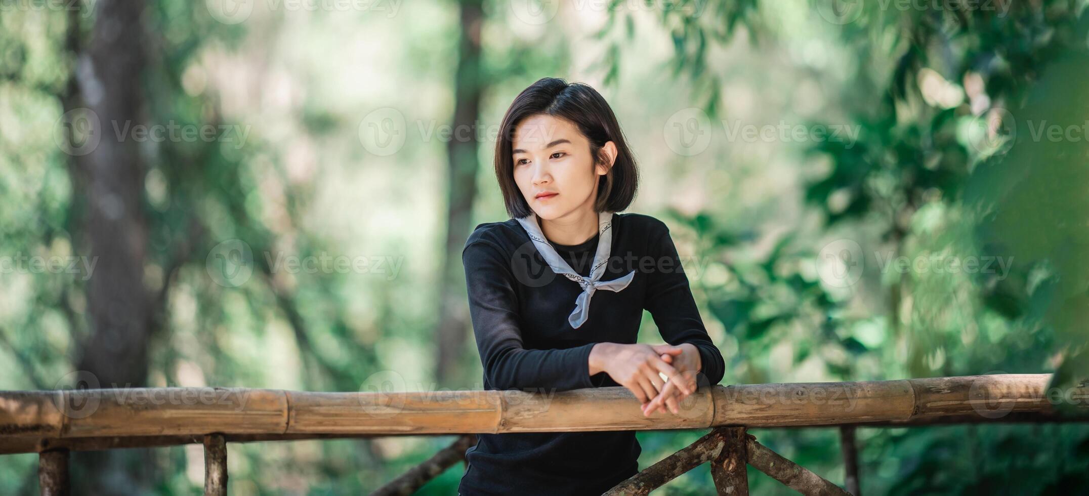 protrait giovane donna guardare bellissimo natura mentre campeggio nel foresta foto