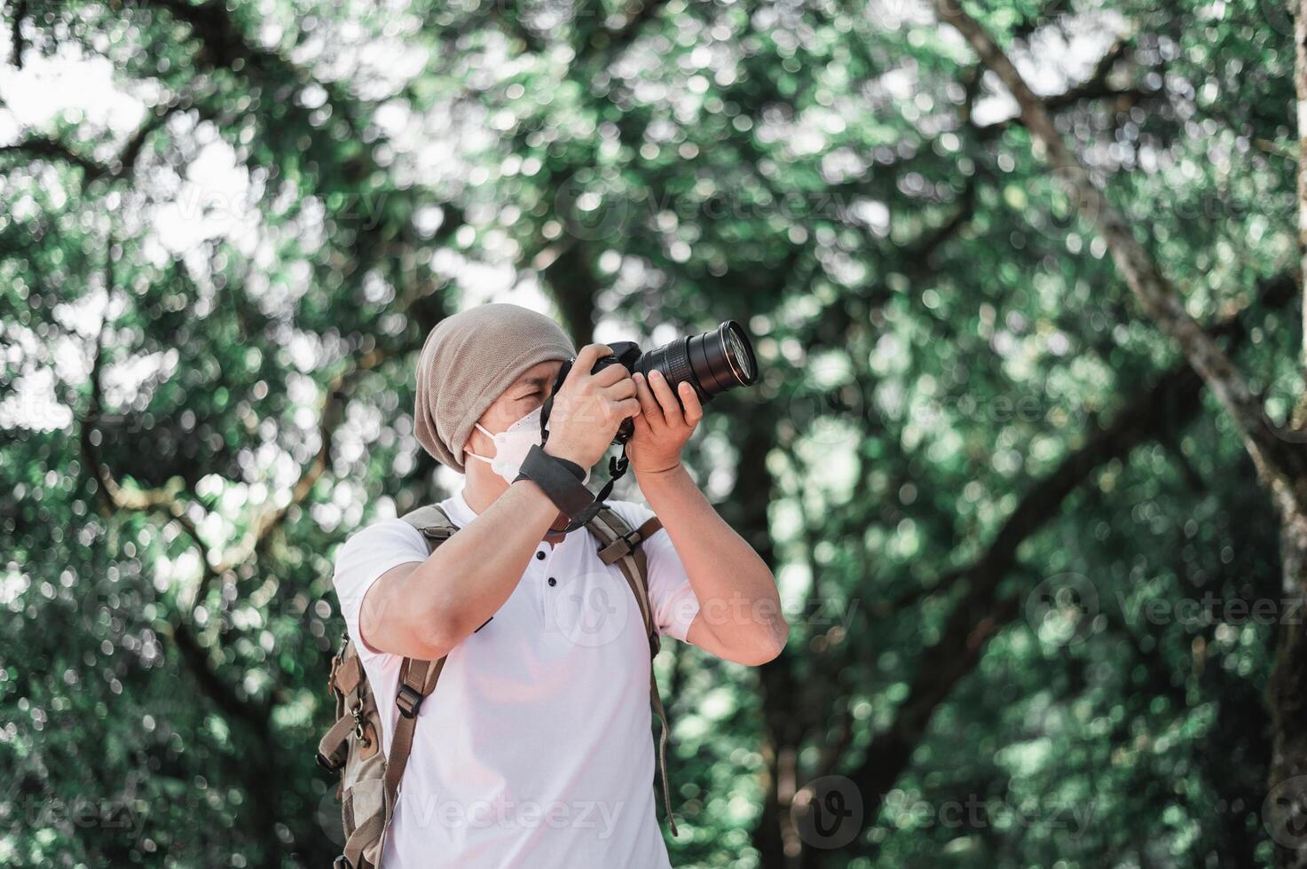 asiatico viaggiatore uomo con zaino assunzione un' foto nel il parco