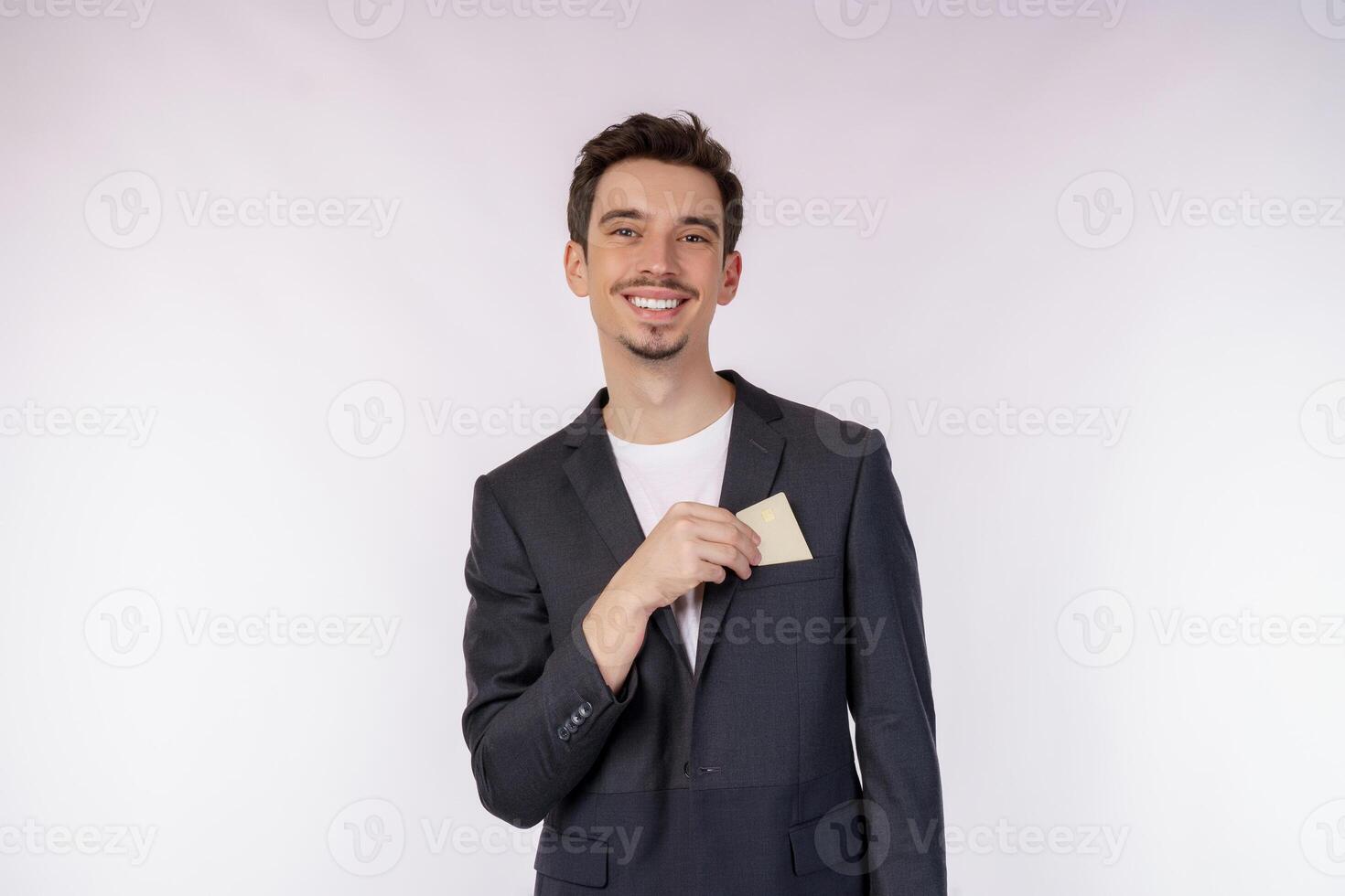 ritratto di giovane sorridente bello uomo d'affari mostrando credito carta isolato al di sopra di bianca sfondo foto