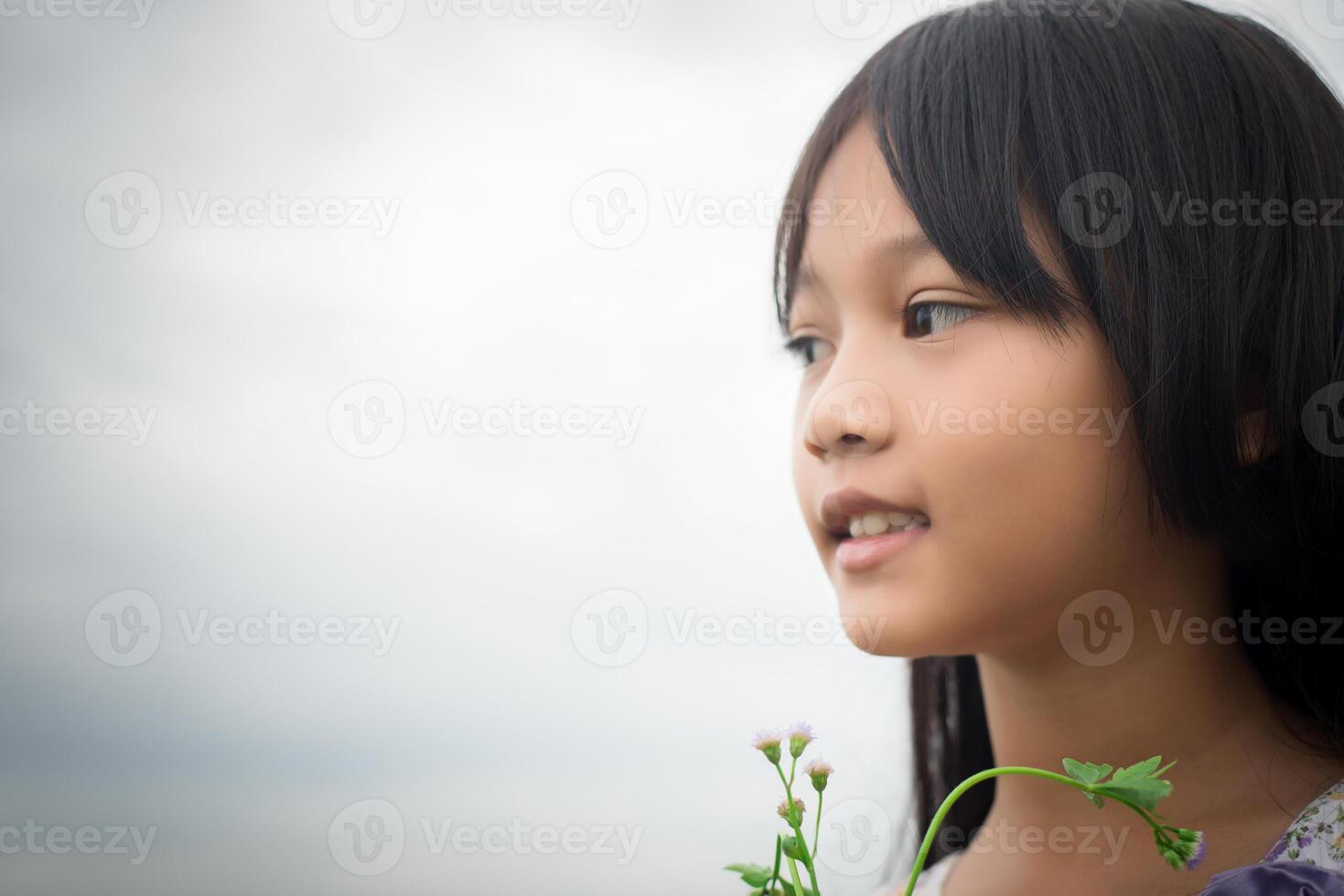 contento poco ragazza in piedi nel il prato foto