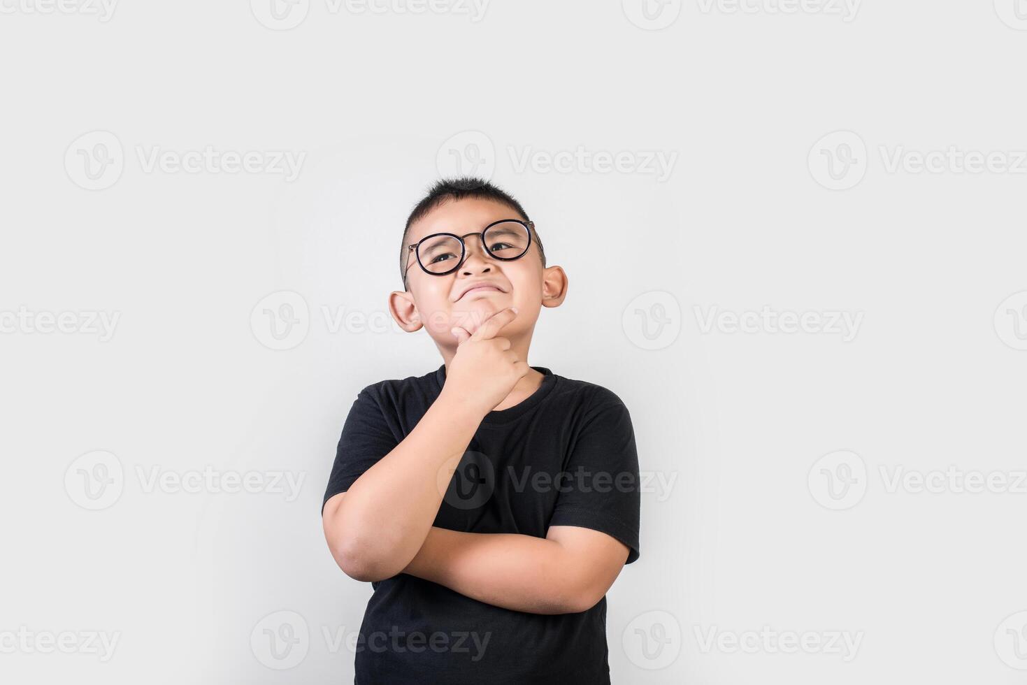 divertente ragazzo geniale che pensa in studio foto