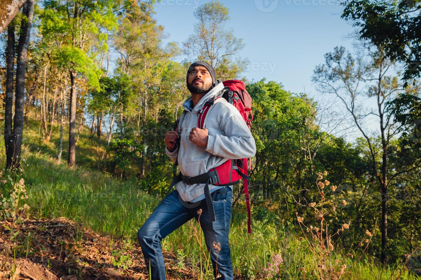 viaggiatore uomo rilassante con guardare a Visualizza su montagne paesaggio foto