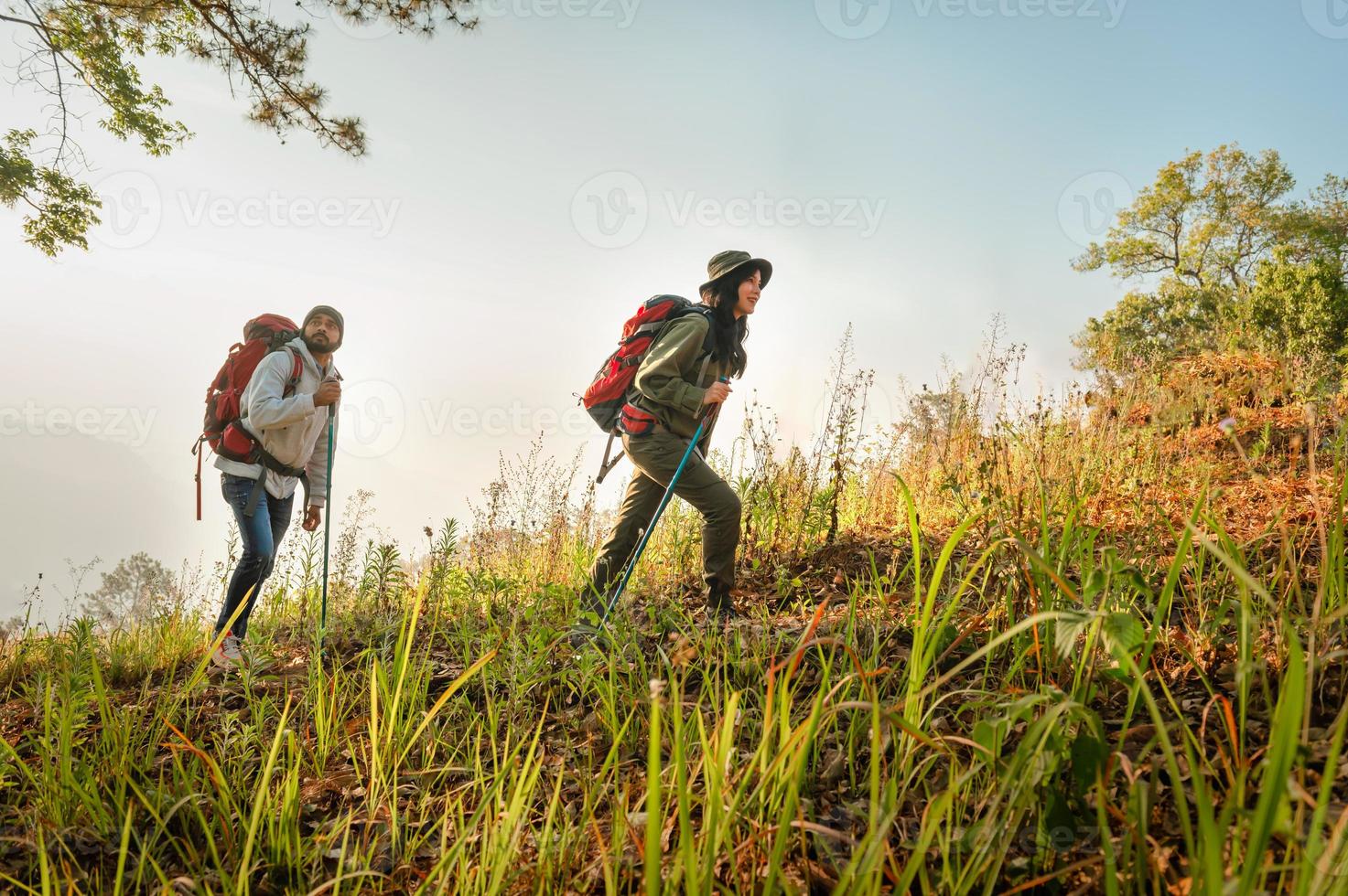 escursioni a piedi coppia con zaino a piedi su montagna foto