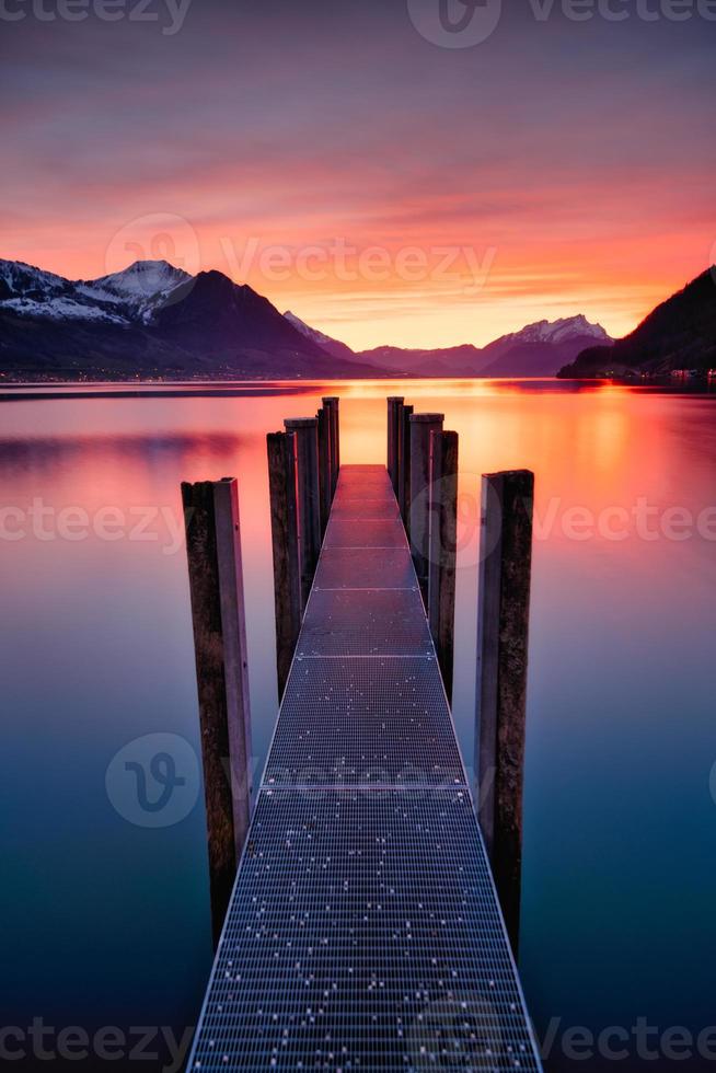 viola lago paesaggio con montagne e un' molo foto