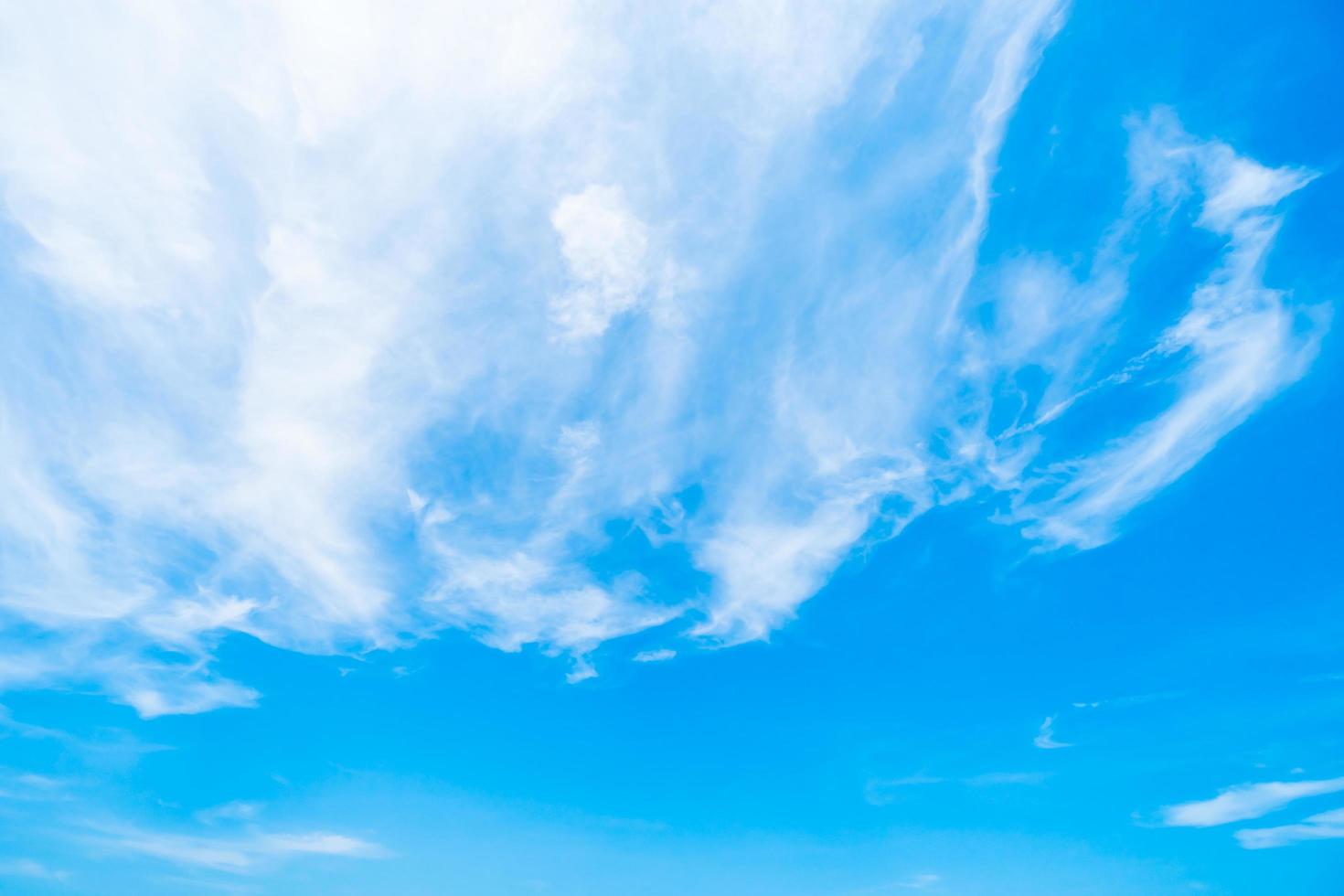 nuvole bianche sul cielo blu foto