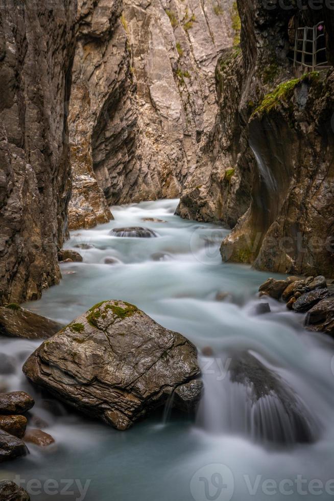 un' alto gola con turchese acqua foto