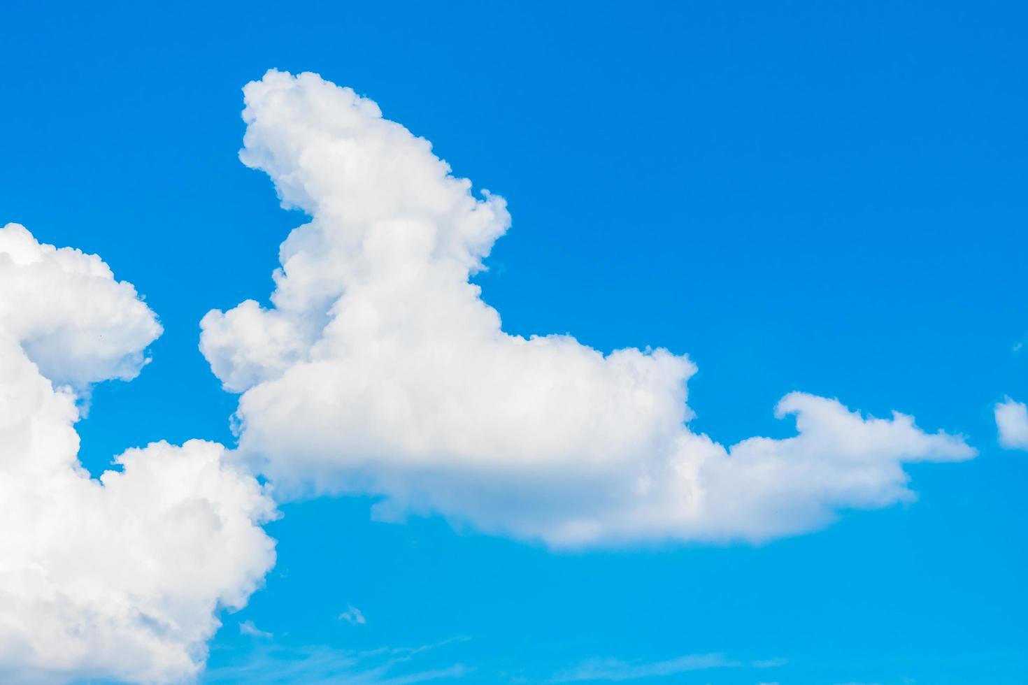 nuvole bianche nel cielo blu foto