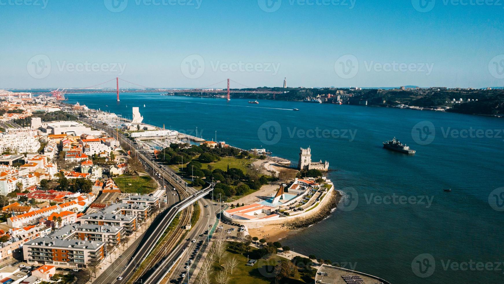 aereo panoramico Visualizza di belem Torre con scoperta monumento e 25 aprile ponte nel sfondo, Lisbona, Portogallo foto