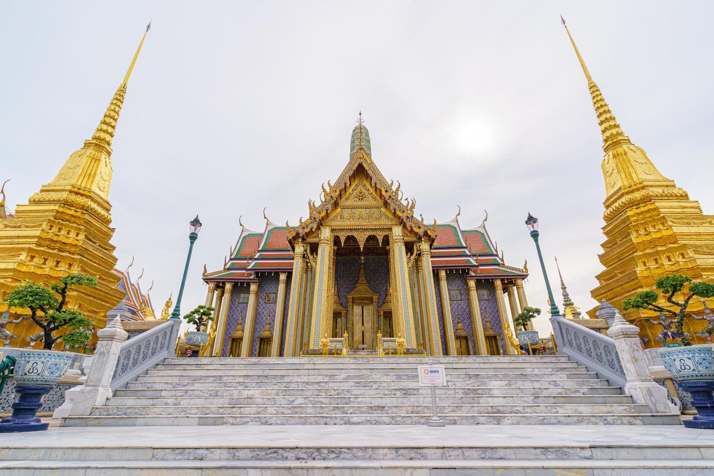 tempio di wat phra kaew in thailandia foto