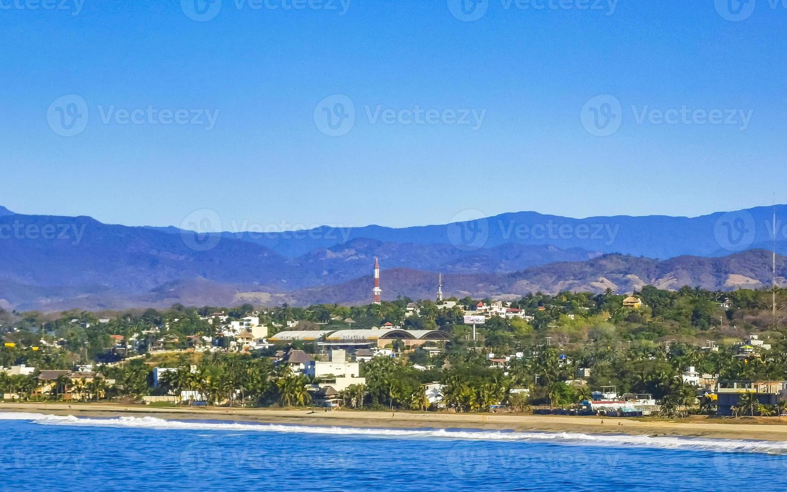 sole spiaggia scogliere rocce onde palme montagne puerto escondido Messico. foto