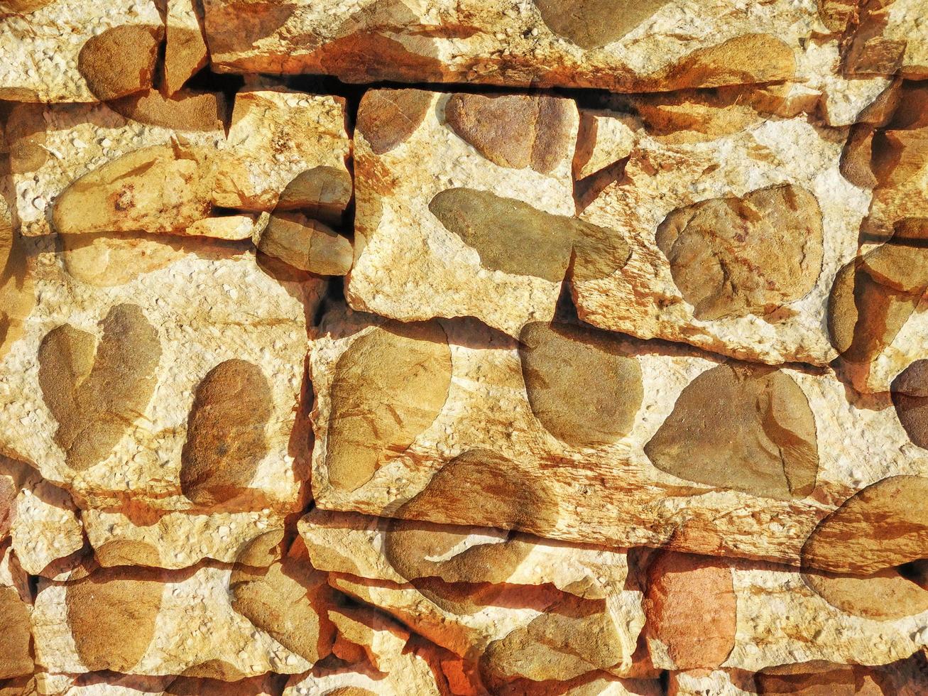dettaglio del muro di pietra all'aperto per lo sfondo o la trama foto