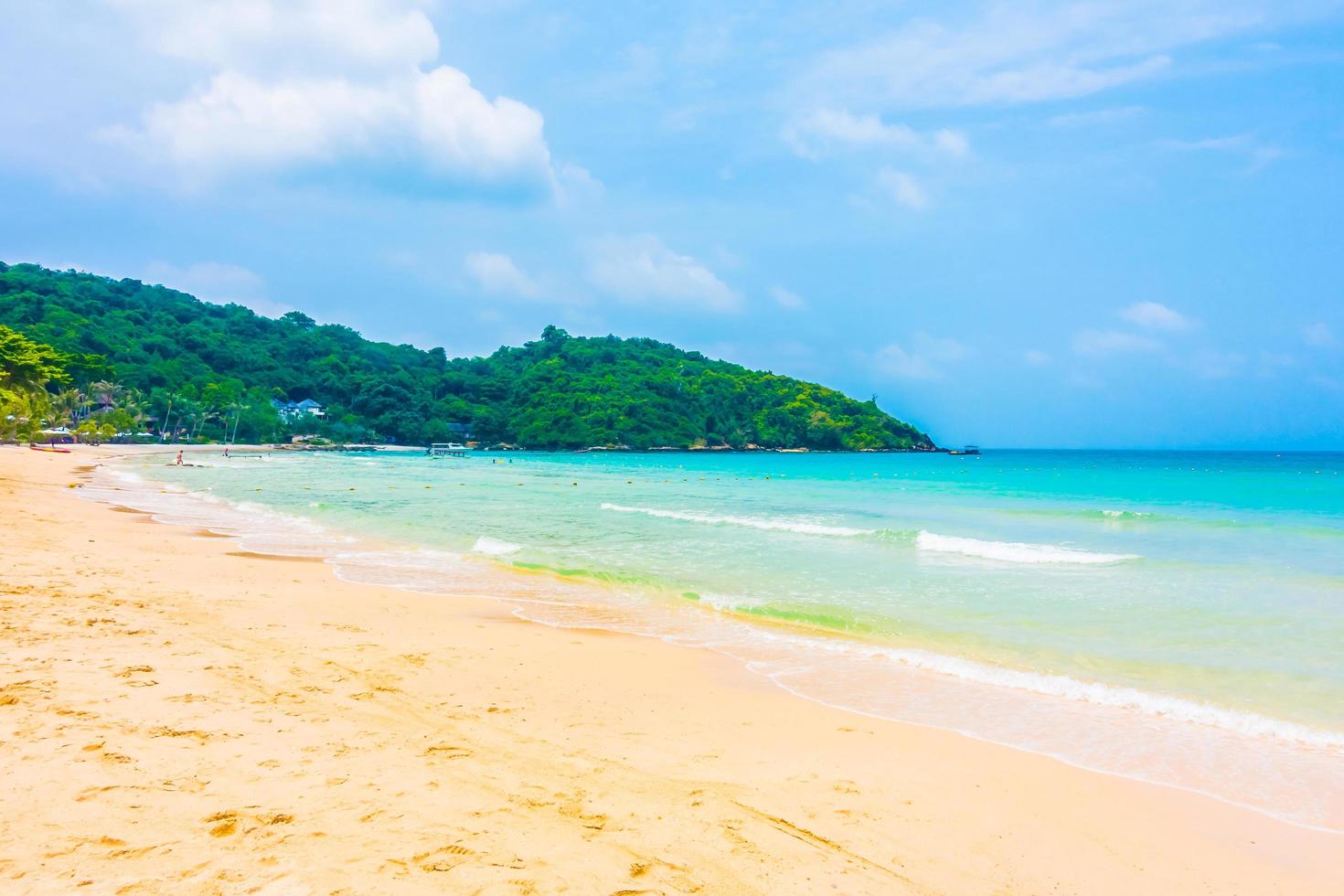 bellissima spiaggia tropicale e mare foto