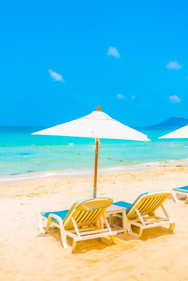 bellissima spiaggia tropicale e mare foto