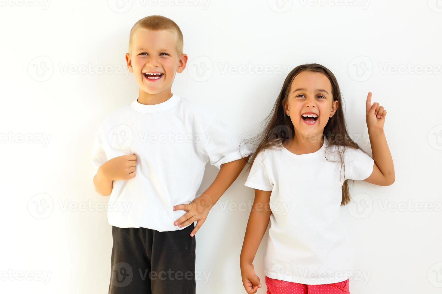 contento bambini sorella e fratello avendo divertimento foto