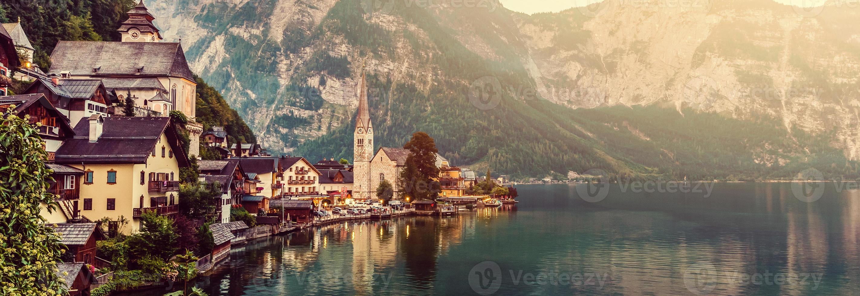 favoloso alpino villaggio con maestoso lago su nuvoloso giorno, Hallstatt, salzkammergut, Austria, Europa foto