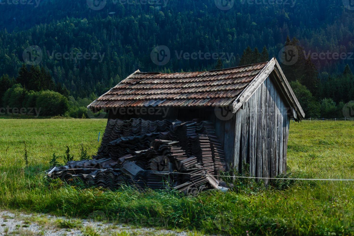 uno di legno Casa nel il autunno su un' collina nel il montagne. foto