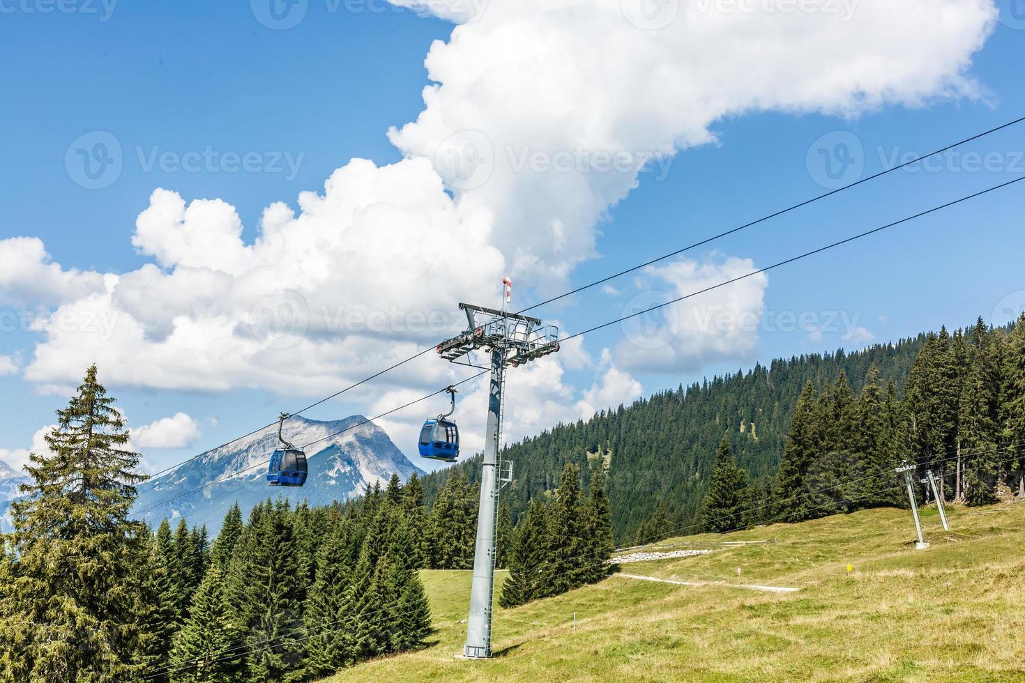 sciare sollevamento nel estate. cavo macchina. Visualizza a partire dal il montagna. bellissimo paesaggio. sciare traccia nel estate. funicolare. montagnoso terreno. foto