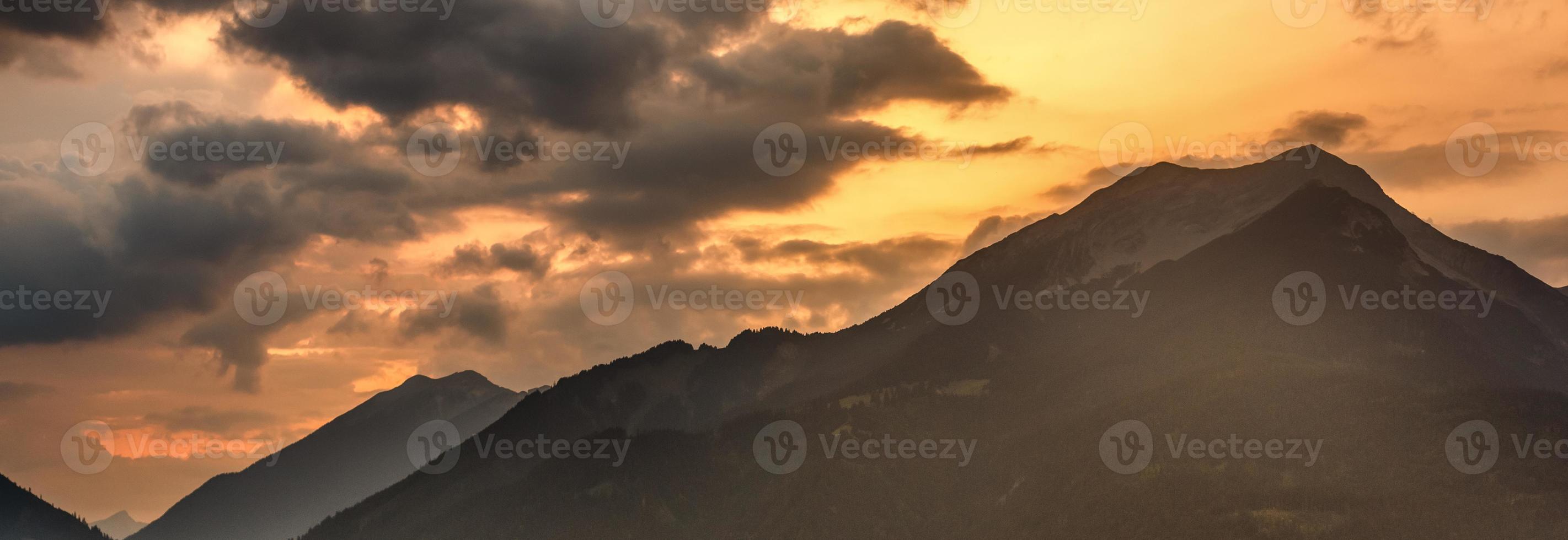 bellissimo Visualizza su poco montagnoso villaggio, un vecchio agricoltura villaggio, maggiore turista ricorrere nel Austria, Europa foto