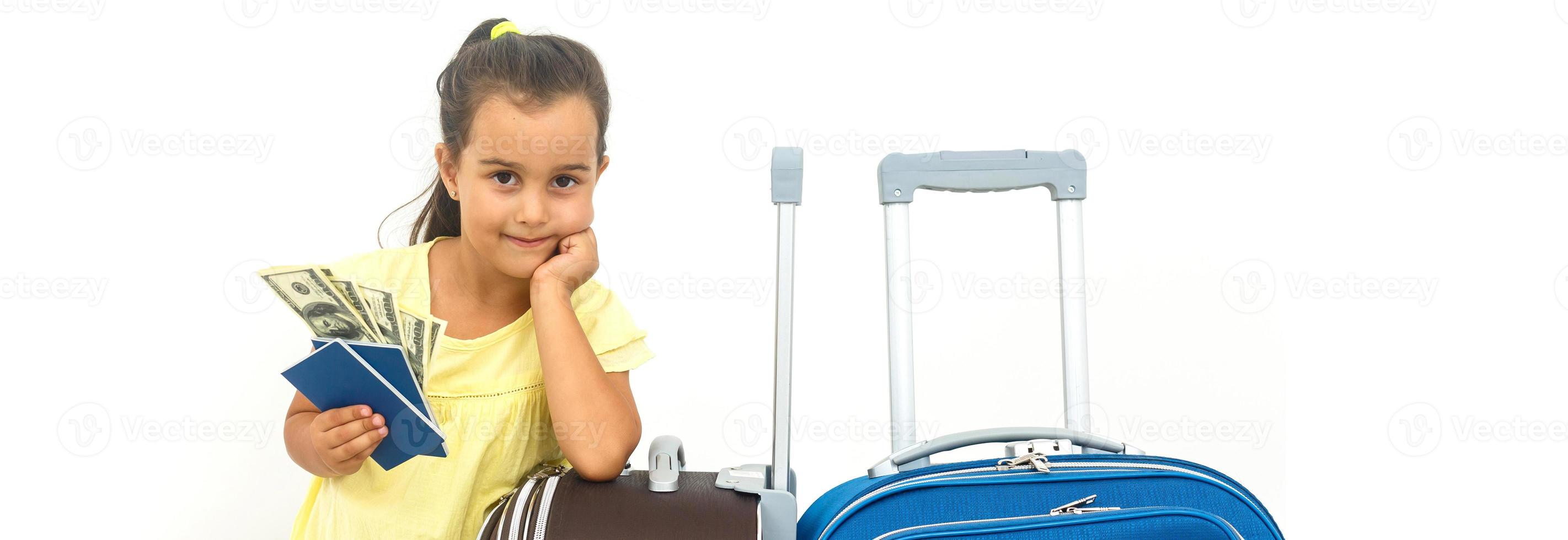 contento bambino viaggiatore mostrando passaporto con Bagaglio isolato su bianca sfondo, viaggio e vacanza concetto foto