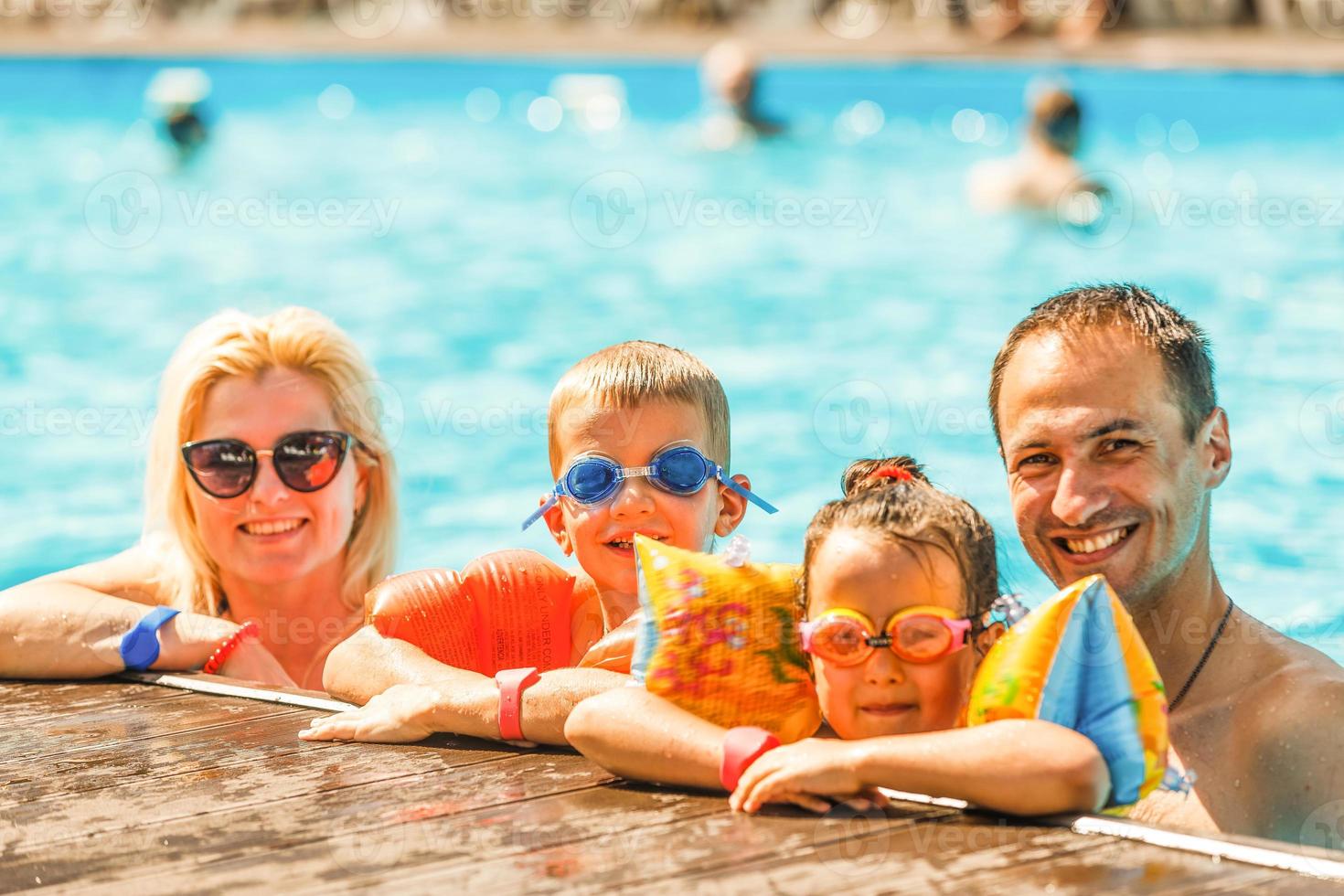 contento famiglia nel nuoto piscina a acqua parco foto